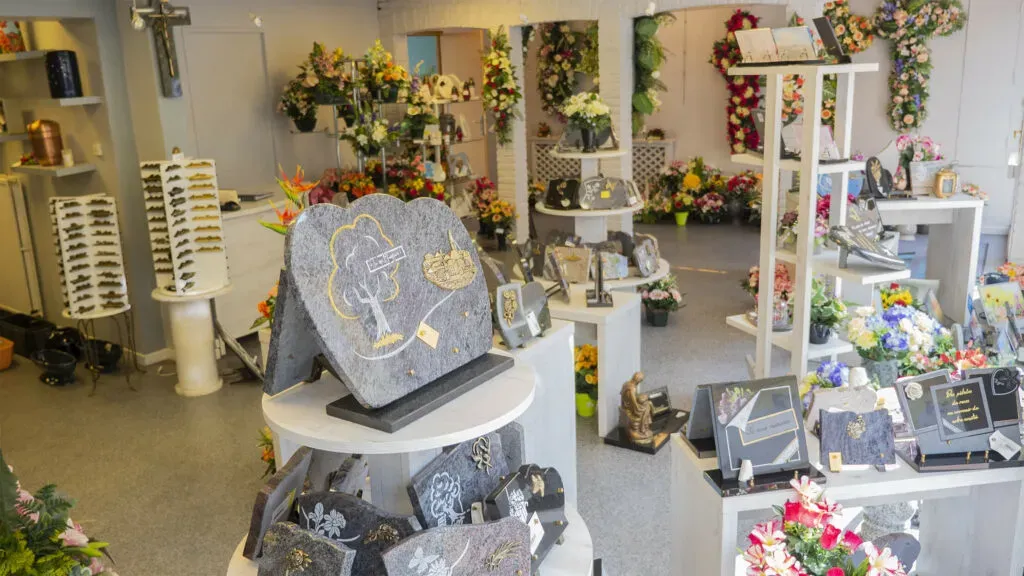 Boutique d'articles funéraires, plaques gravées et fleurs de souvenir.