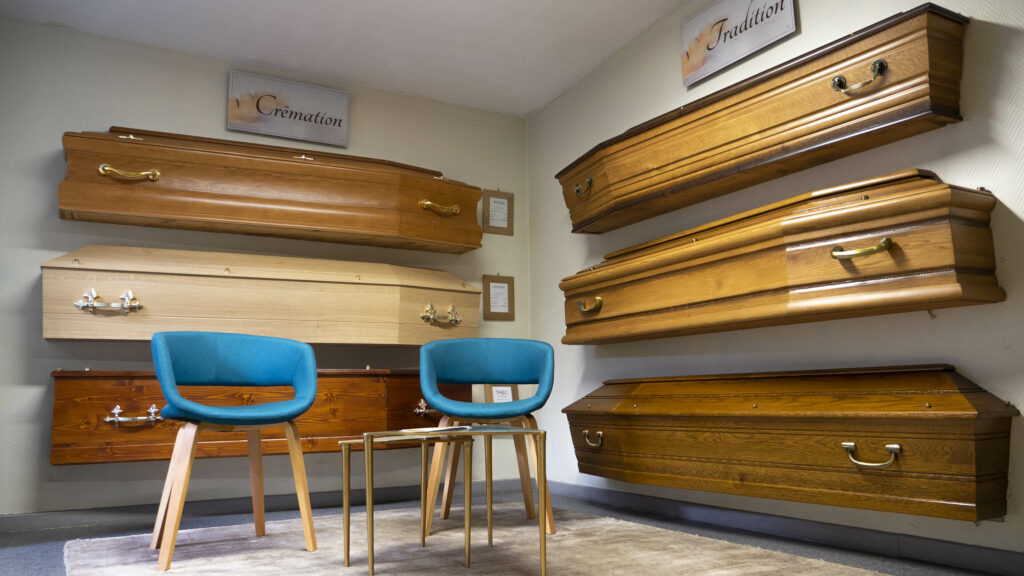 fleurs dans un vase dans un cimetiere