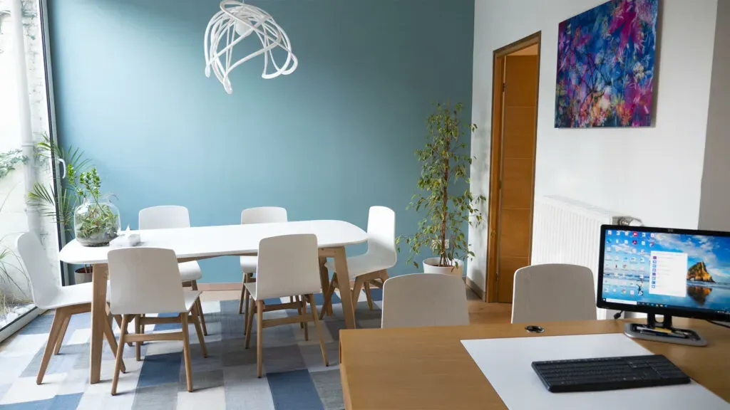 Bureau de réception moderne et lumineux pour l'accueil des familles.
