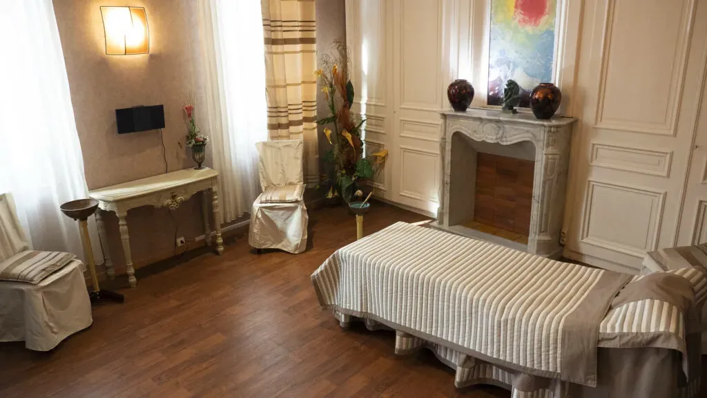 Salon funéraire sobre et chaleureux pour le recueillement des familles.