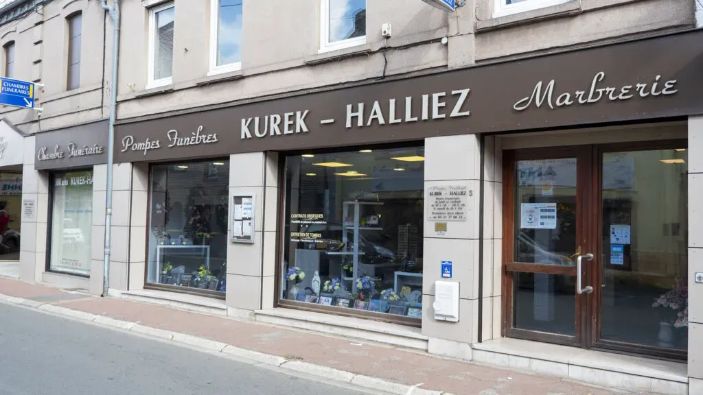 Devanture de l'agence Pompes Funèbres Kurek - Halliez et Marbrerie.